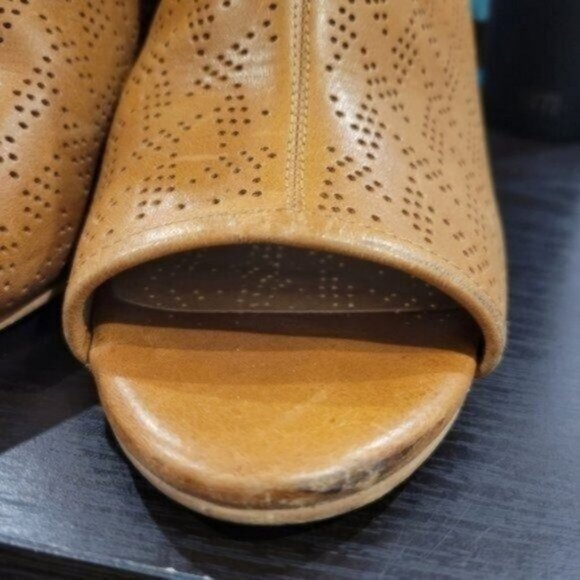 Lucky Brand | Risza Perforated Wedge Peep Toe Leather Sandals Tan Brown - Picture 11 of 13